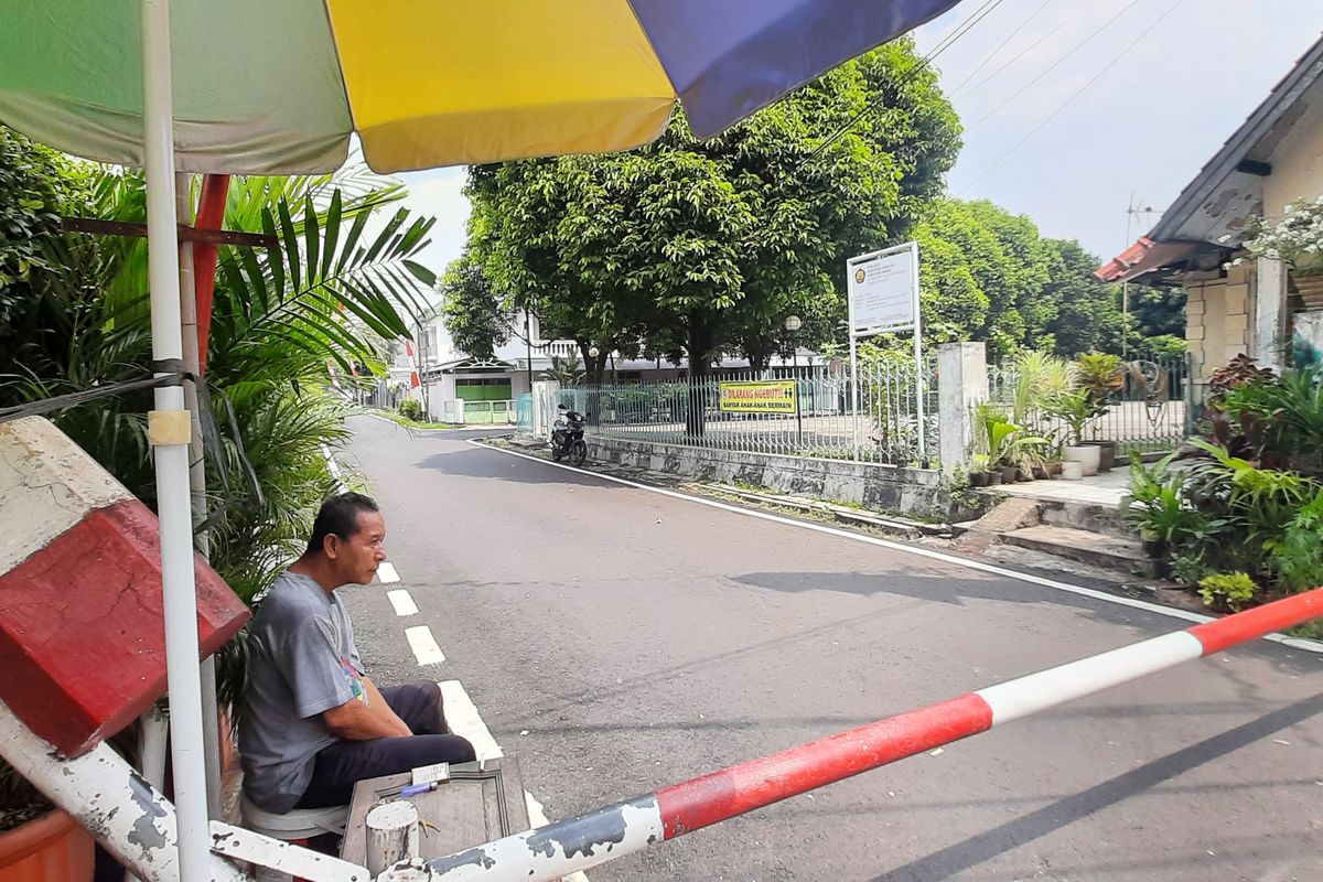 Akses ke rumah pribadi mantan Kepala Divisi Profesi dan Pengamanan (Propam) Polri Inspektur Jenderal Ferdy Sambo yang berada di Jalan Saguling, Duren Tiga Barat, Pancoran, Jakarta Selatan, ditutup, Minggu (7/8/2022) siang.