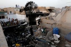 Saksi: Mayat Jatuh dari Langit Saat Pesawat Pakistan PIA Jatuh
