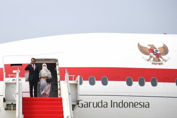 Presiden Joko Widodo didampingi ibu Iriana saat bertolak menuju Beijing, China, Senin (25/7/2022). Jokowi ke China untuk memulai rangkaian kunjungan luar negeri ke tiga negara Asia Timur, yakni China, Jepang, dan Korea Selatan.