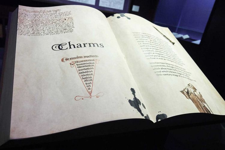 Buku Charms dipamerkan saat preview pameran Harry Potter: A History of Magic di British Library, di London, 18 Oktober 2017, menandai ulang tahun ke dua terbit publikasi Harry Potter and the Philosophers Stone. 
