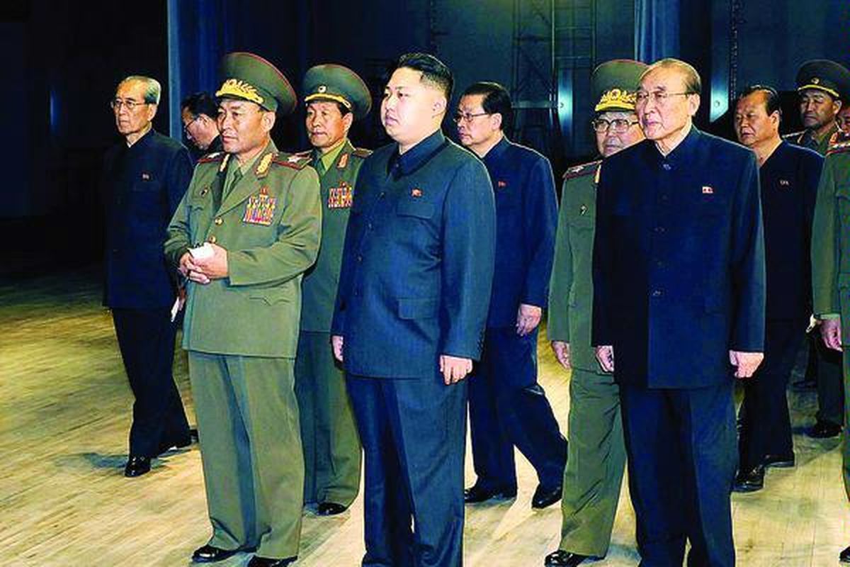 Kim Jong Un (tengah), putra bungsu pemimpin Korea Utara, Kim Jong Il, saat mengunjungi sebuah gedung teater yang baru dibangun di Pyongyang. Foto ini dirilis kantor berita Korut, Korean Central News Agency (KCNA), pada 10 Oktober 2010.