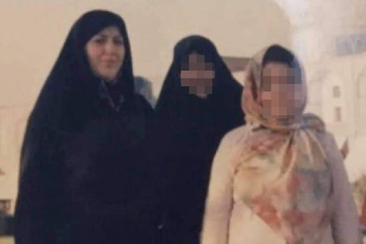 Zahra Ismaili (paling kiri, tidak diburamkan), seorang ibu di Iran yang dijatuhi hukuman mati karena membunuh suaminya yang dilaporkan melakukan penyiksaan terhadapnya dan anaknya. Zahra disebut meninggal jelang dieksekusi karena serangan jantung. Namun dia tetap dibawa ke tiang gantungan.