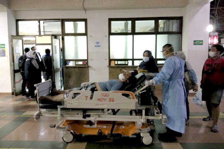 Petugas medis saat mengantarkan salah seorang pasien ke ruang Instalasi Gawat Darurat di Rumah Sakit Hasan Sadikin (RSHS) Kota Bandung. 
