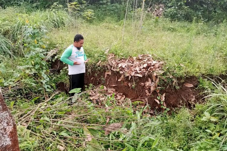 Warga tengah menunjukkan lokasi tanah yang bergeser di Desa Cicadas, Kecamatan Rongga, Bandung Barat