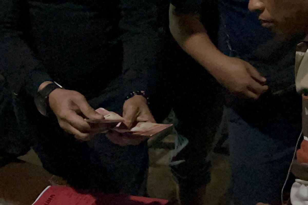 Satreskrim Polres Pasuruan Kota mengamankan tiga orang yang mengaku sebagai anggota polisi dengan menjanjikan dapat mengeluarkan tahanan yanh sedang menjalani proses hukum, Kamis (28/08/2025) 