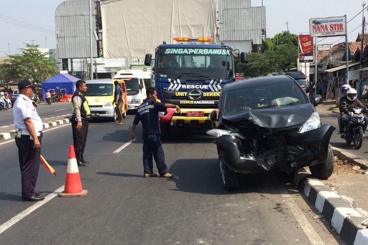 Ada mobil pemudik menabrak pembatas jalan di Flyover Cikampek, Rabu (13/6/2018), arus lalu lintas di jalur arteri Karawang arah Cirebon mengular.