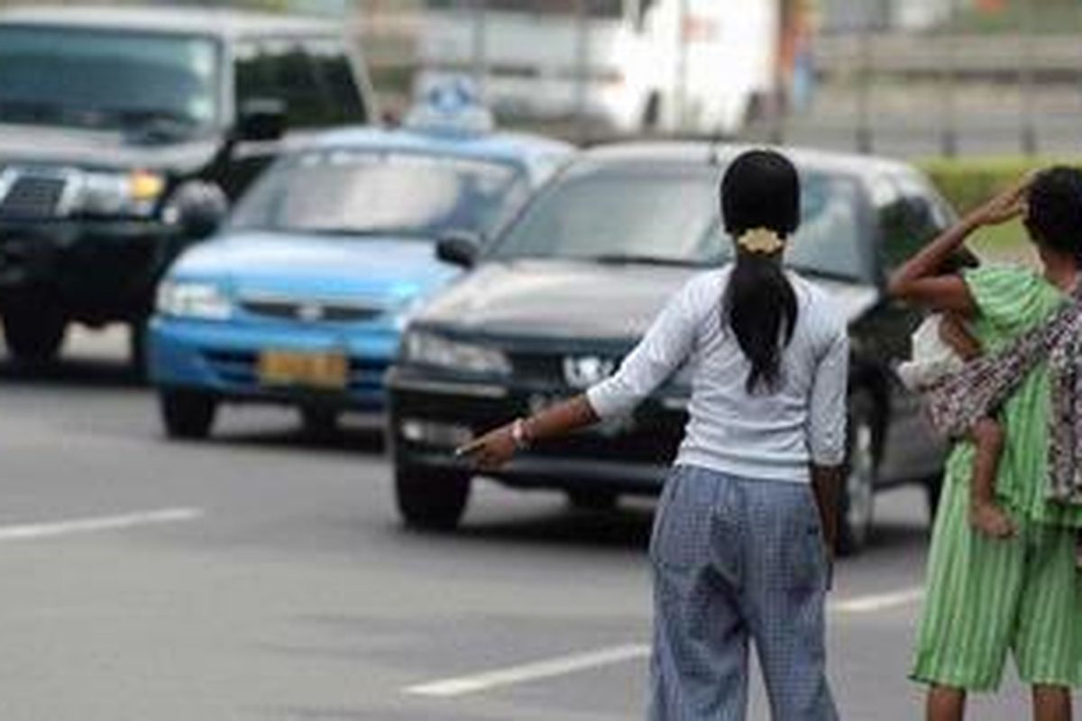 Joki "three in one" beraksi di Jl Gatot Subroto pada suatu sore.