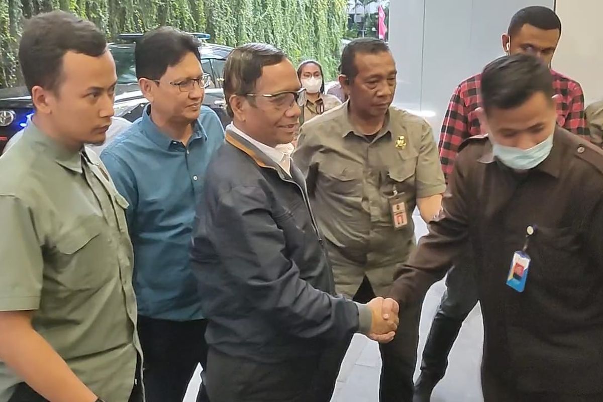 Menteri Koordinator Bidang Politik, Hukum, dan Keamanan (Menko Polhukam) Mahfud MD di lobi rumah sakit (RS) Mayapada di bilangan Setia Budi, Jakarta Selatan pada Selasa (28/2/2023) 