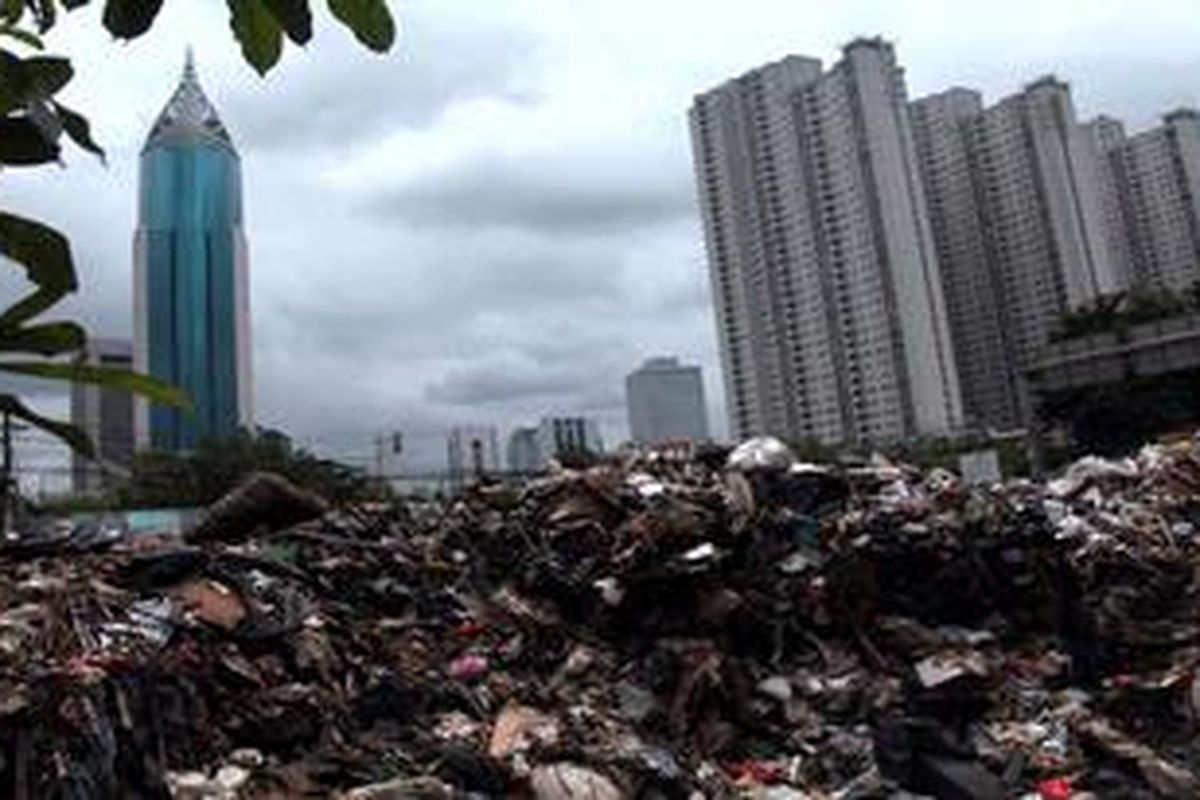 Tumpukan sampah sisa banjir di tempat penampungan sementara yang berada di pinggir Jalan Karet Pasar Baru Barat, Jakarta Pusat, Kamis (24/1/2013). Musim banjir kali ini, tempat tersebut menampung sampah banjir sedikitnya 60 truk berbagai ukuran dari 3 kelurahan yang terkena bencana banjir.
 
