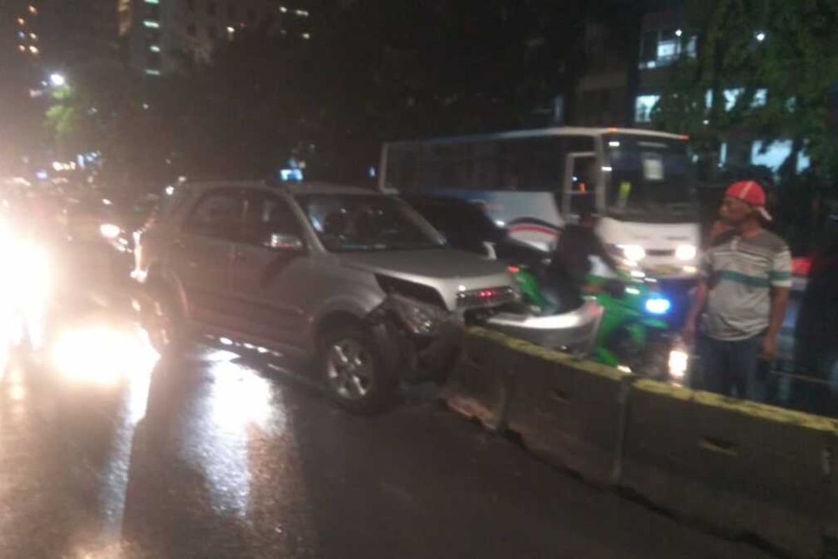Mini Bus Toyota Rush bernomor polisi Z 1160 DJ menabrak separator (pembatas) jalur busway di Jalan DI Panjaitan, Jatinegara, Jakarta Timur, Senin (23/12/2019) malam.