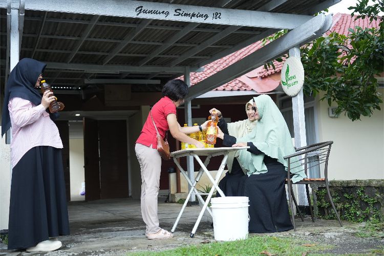 Warga menyalurkan minyak jelantah ke titik pengumpulan resmi untuk mendukung pengembangan energi berkelanjutan dan mencegah praktik daur ulang ilegal