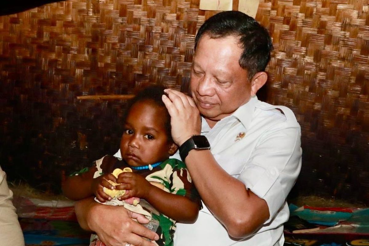 Menteri Dalam Negeri (Mendagri) Muhammad Tito Karnavian saat menjumpai anak yang tampak kurang sehat di rumah adat honai di Wamena, Kabupaten Jayawijaya, Papua Pegunungan, Selasa (12/8/2025). 