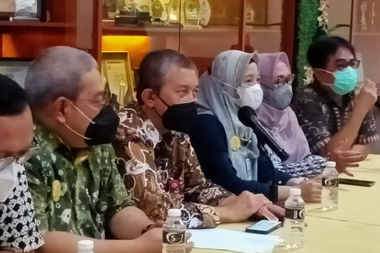 Ketua IDAI (Ikatan Dokter Anak Indonesia) Jatim Perwakilan V Malang Raya, Dr dr Harjoedi Adji Tjahjono SpA(K) dan jajaran dokter dari RSSA Malang pada Kamis (20/10/2022). 