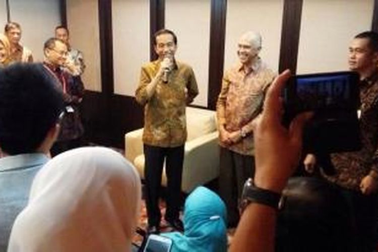 Presiden Joko Widodo menjawab pertanyaan dalam acara ramahtamah dengan warga Indonesia di Singapura