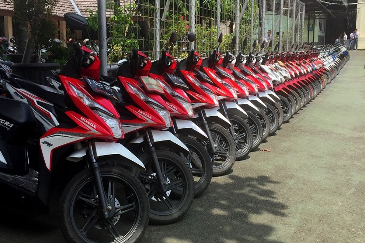 Deretan motor Honda BeAT yang disusun berdasarkan warna di parkiran SMAN 4 Tangerang Selatan