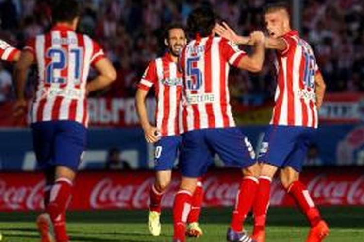 Bek Atletico Madrid, Tobias Alderweireld (kanan) saat merayakan golnya ke gawang Malaga pada lanjutan Primera Divison di Stadion Vicente Calderon, Minggu (11/5/2014). 