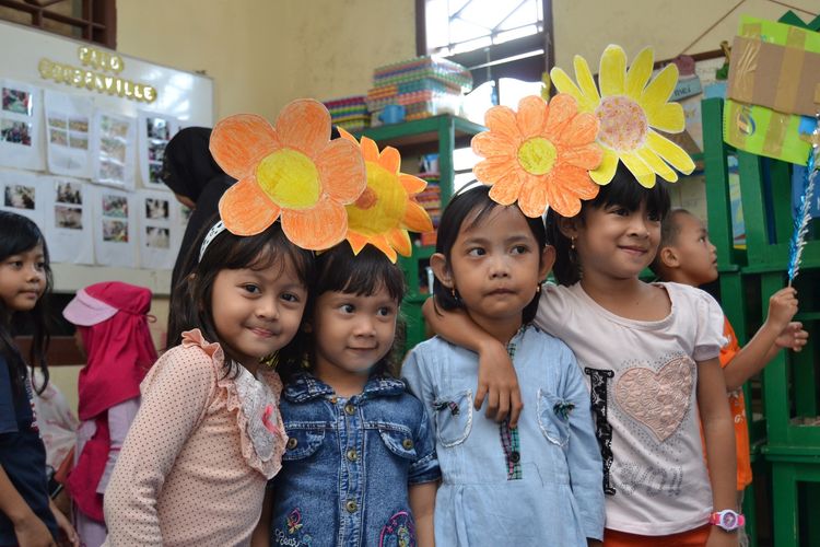 Ilustrasi siswa PAUD berpose bersama.