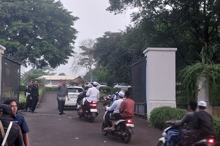 Pelayat Mulai Berdatangan ke Rumah Duka Ryamizard Ryacudu di Cikeas