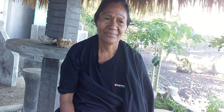 Maria Adolorota menuturkan sejarah sumur Baluk dan Watu Krus (Batu Salib) di Pantai Bola, Kecamatan Bola, Kabupaten Sikka, Flores, Nusa Tenggara Timur, Sabtu (15/6/2019). Watu Krus (Batu Salib) merupakan jejak peninggalan bangsa Portugis di Pantai Bola. 