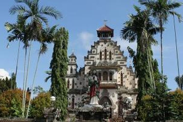 Gereja Palasari di Negara, Kabupaten Jembrana, Bali, yang diresmikan tanggal 13 Desember 1958 ini mulai dibangun tahun 1955. Gereja ini memiliki arsitektur menarik memadukan desain ghotik dengan gaya khas Bali.