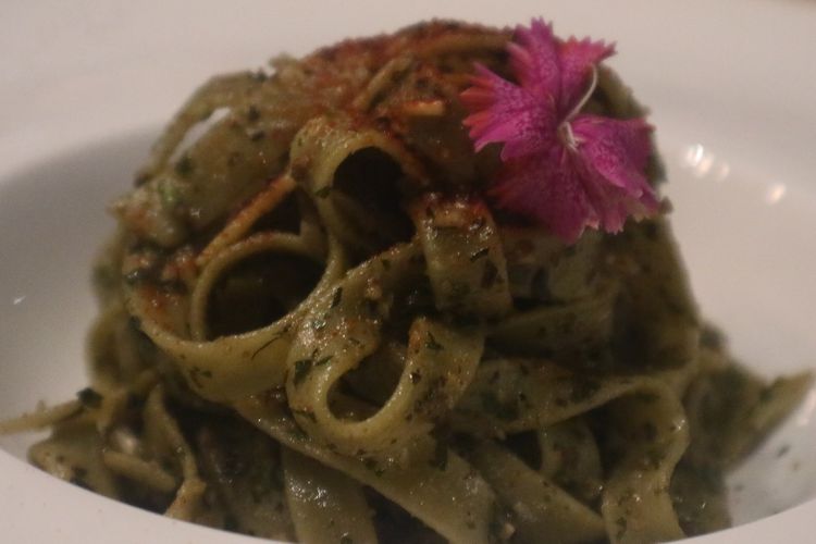 Salah satu menu pasta Korea Fusion di Restoran Shin The Korean Grill yaitu Oriental Basil Pesto Fettucini, Kamis (12/12/2019). Menu ini cocok untuk vegetarian karena terdiri dari sayur bayam yang dipadukan dengan kacang renyah, dan tak lupa bumbu Korean Anchovy.