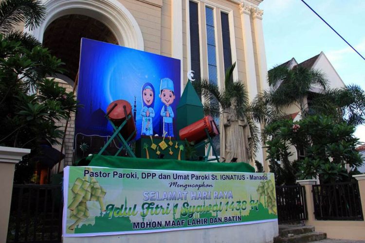 Panggung dan spanduk ucapan Selamat Merayakan Idul Fitri dipasang umat Katolik di depan Gereja St Ignatius Manado.
