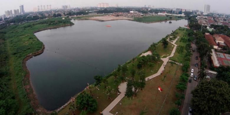 Kondisi area ruang terbuka hijau di pinggir Waduk Ria Rio, Jakarta Timur, Rabu (4/2/2015). Area yang dulu sempat menjadi kawasan padat penduduk ini sekarang sudah berubah menjadi area taman kota.