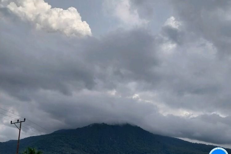 Visual gunung Lewotobi Laki-laki di Kabupaten Flores Timur, Nusa Tenggara Timur (NTT) pada Rabu (10/1/2024) sore.