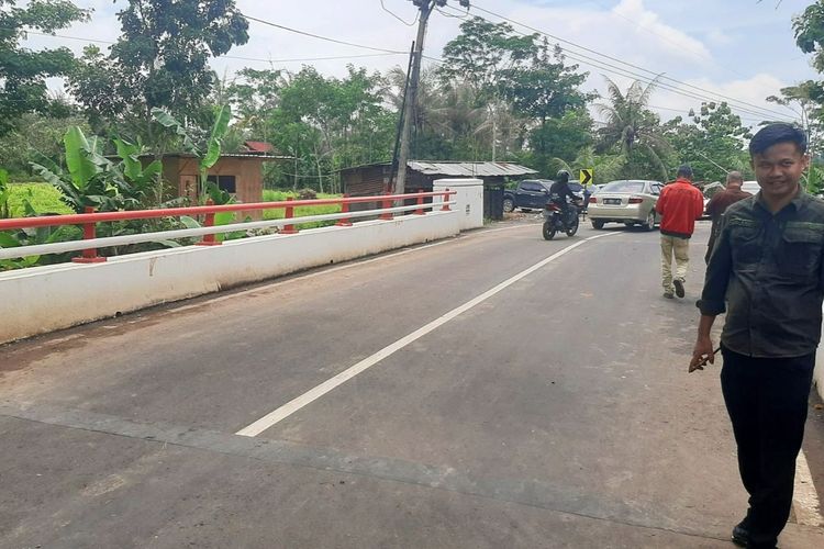 Jembatan Nyapah yang menghubungkan Kabupaten Lebak dengan Kabupaten Serang rampung dibangun. Kamis (1/2/2024). Jembatan dibangun menggunakan APBD Pemprov Banten senilai Rp3,4 miliar.