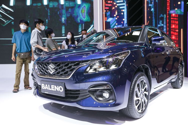 Suzuki Baleno Hatchback facelift dipamerkan di ajang Gaikindo Indonesia International Auto Show (GIIAS) 2022 di ICE BSD, Tangerang, Jumat (12/8/2022). Suzuki New Baleno hadir dengan dua pilihan sistem transmisi. Untuk transmisi manual, dibanderol Rp 262,9 juta (OTR Jakarta). Sementara transmisi matik, harganya Rp 274,9 juta (OTR Jakarta).