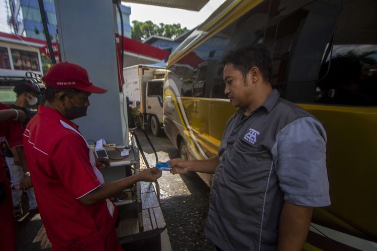 Petugas melayani konsumen saat mengisi Bahan Bakar Minyak (BBM) solar subsidi menggunakan kartu kendali di SPBU 64.761.02 Jalan Mayjend Sutoyo, Gunung Malang Kota Balikpapan, Kalimantan Timur, Senin (18/4/2022).  Dalam upaya antisipasi penyelewengan BBM subsidi PT Pertamina Patra Niaga Regional Kalimantan menerapkan sistem kartu kendali (Fuel Card) untuk pengisian BBM jenis solar di SPBU Kalimantan Timur.