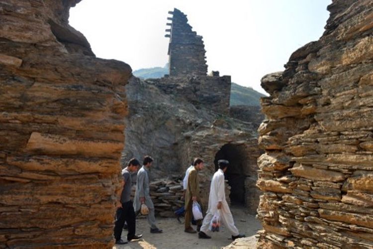 Foto ini diambil pada 6 November 2012. Beberapa warga Pakistan terlihat berjalan di biara Takht-e-Bahi di provinsi Khyber Pakhtunkhawa, Pakistan. (AFP/A Majeed)
