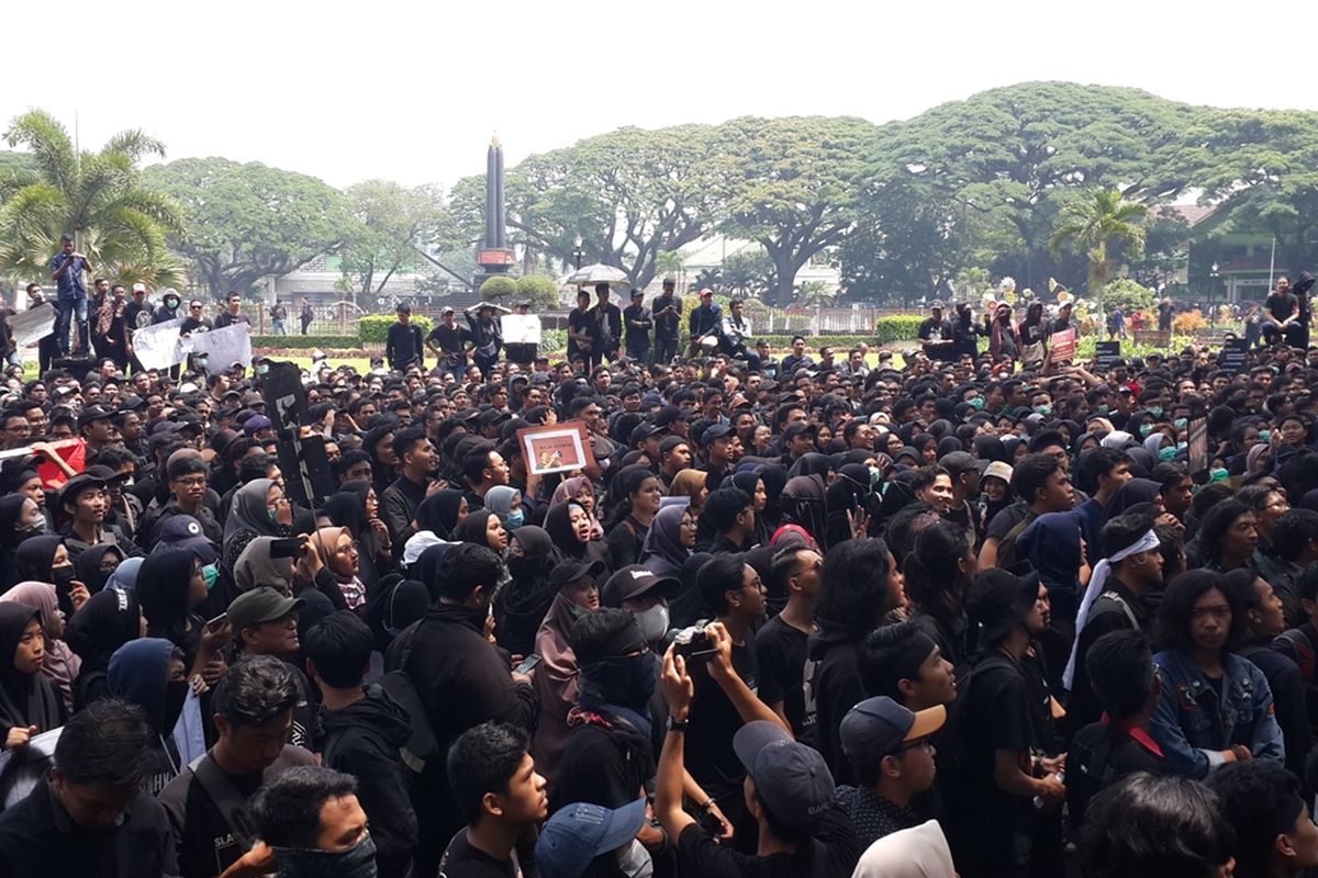 Ribuan mahasiswa menggelar aksi demonstrasi di depan gedung DPRD Kota Malang memprotes sejumlah RUU, Senin (23/9/2019)