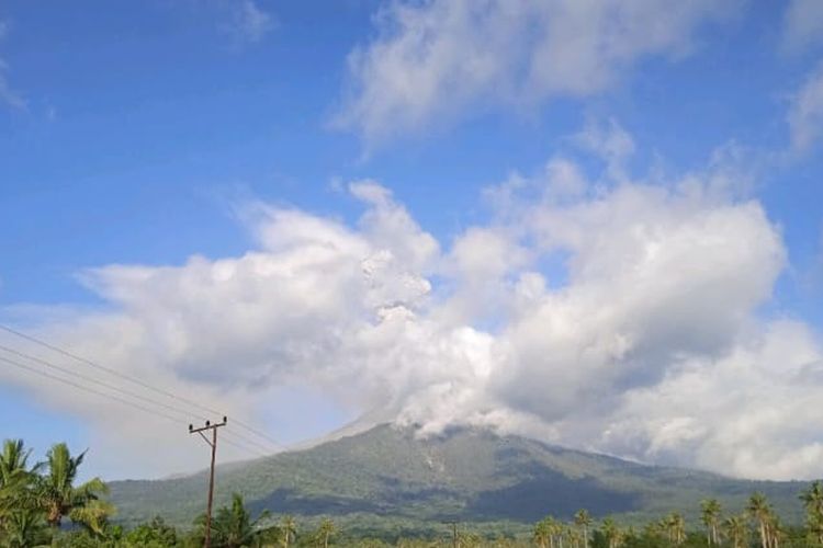 Gunung Lewotobi Laki-laki meletus pada Sabtu (8/7/2024) sore
