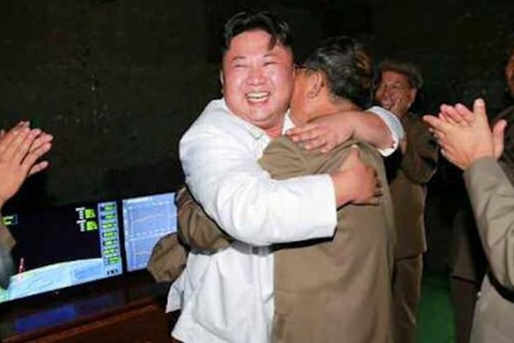 Pemimpin Korea Utara Kim Jong-un merayakan peluncuran rudal bawah laut Agustus 2016 lalu.  