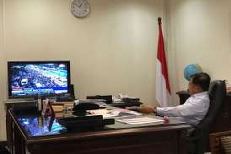Wakil Presiden Jusuf Kalla saat memantau aksi unjuk rasa pada Jumat (14/11/2016), melalui televisi. 