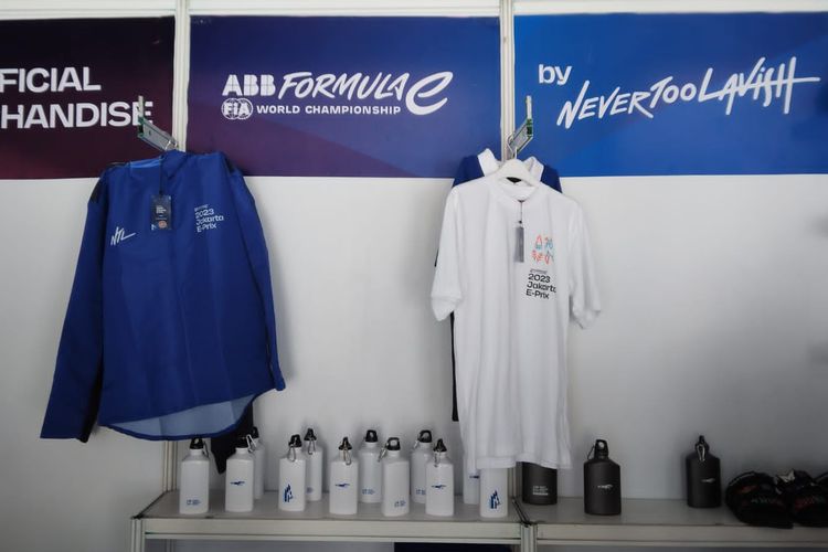 Kurang lengkap jika berkunjung tapi tidak melihat official merchandise Formula E 2023. 