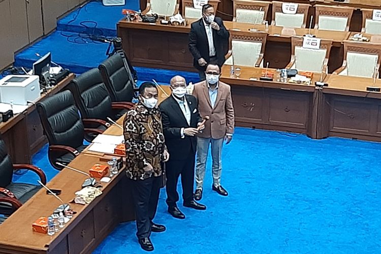 Wakil Ketua Komisi VII DPR Rachmat Gobel (kiri) berfoto bersama Wakil Ketua Komisi VII DPR Dony Maryadi Oekon di Kompleks Parlemen, Jakarta, Senin (22/11/2021).