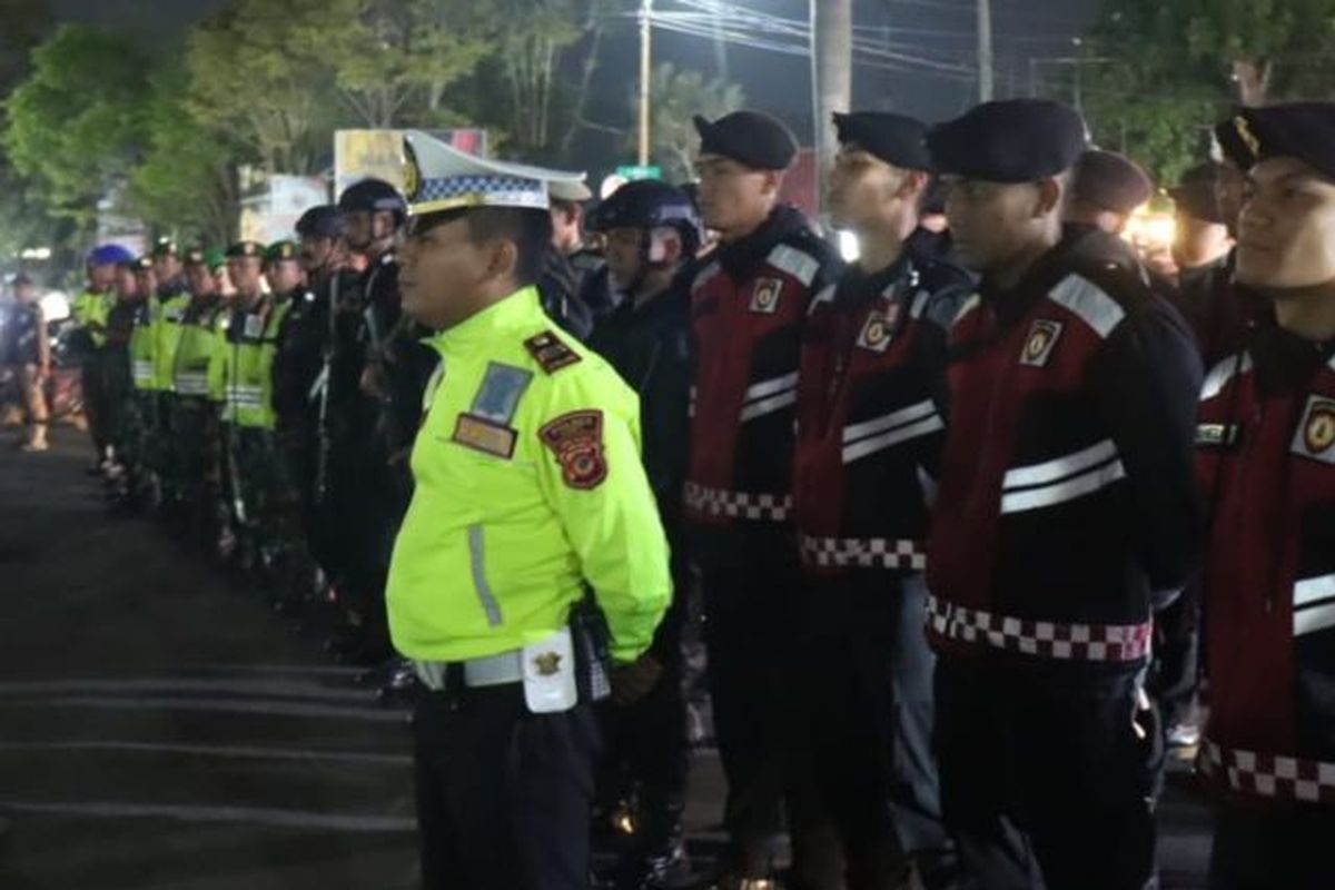 Sejumlah personel gabungan bersiap melakukan patroli jam malam untuk menjaga keamanan, ketertiban, dan kenyamanan masyarakat di Kabupaten Garut, Jawa Barat. 