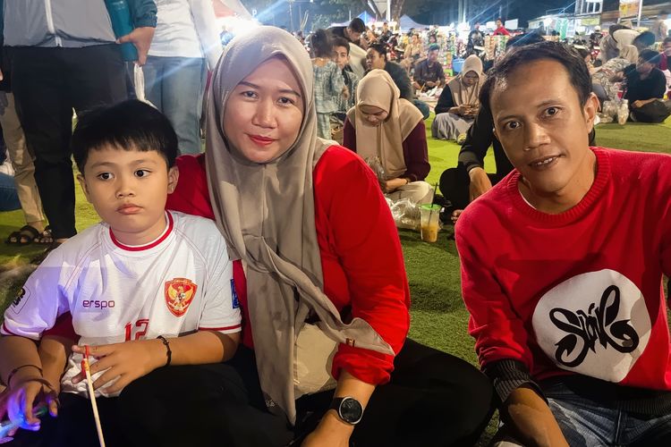 Tak Bisa ke GBK, Warga Tangerang Ini Pilih Nobar Final FIFA ASEAN Cup di Taman: Semoga Angkat Trofi