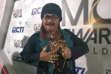 Jhonny Iskandar Bertabur Cincin dan Kalung Batu Akik