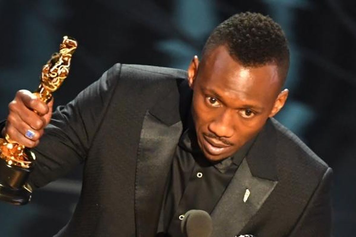 Maheshala Ali memamerkan piala Oscar yang diraihnya sebagai pemeran pembantu terbaik dalam film Moonlight.