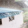 Hujan Mengguyur Hanya Satu Rumah di Tasikmalaya, Warga Sigap Menadah Airnya
