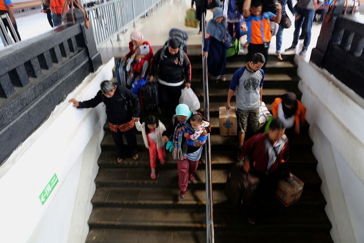 Pemudik dengan menggunakan KA Kertajaya dan Matarmaja dari Jawa Timur tiba di Stasiun Pasar Senen, Jakarta, Jumat (30/6/2017). Seiring dengan akan berakhirnya libur Lebaran, warga mulai kembali berdatangan dari kampung halaman dan puncak arus balik diperkirakan terjadi pada 1 Juli 2017.