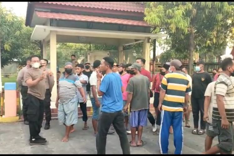 Grobogan Porn - Kades di Grobogan Digerebek Massa Saat Berduaan dengan Istri Orang, Diarak  dan Dilaporkan ke Polisi