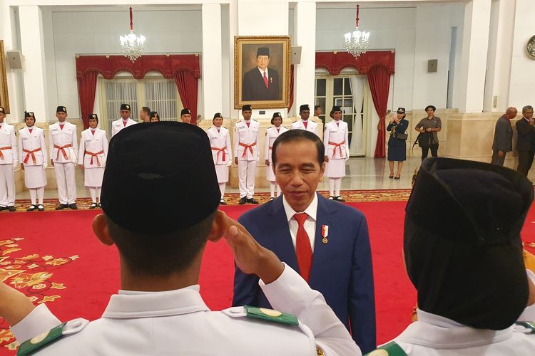Presiden Joko Widodo mengukuhkan 68 anggota Pasukan Pengibar Bendera Pusaka (Paskibraka) yang akan bertugas pada upacara kemerdekaan ke-74 Republik Indonesia, 17 Agustus 2019 mendatang. Pengukuhan dilaksanakan di Istana Negara, Jakarta,  Kamis (15/8/2019) siang.