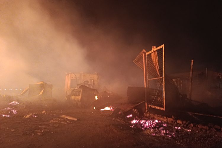 Kebakaran Lapak Kayu di Bekasi Padam Setelah 8 Jam, 13 Bangunan dan 4 Mobil Hangus Terbakar