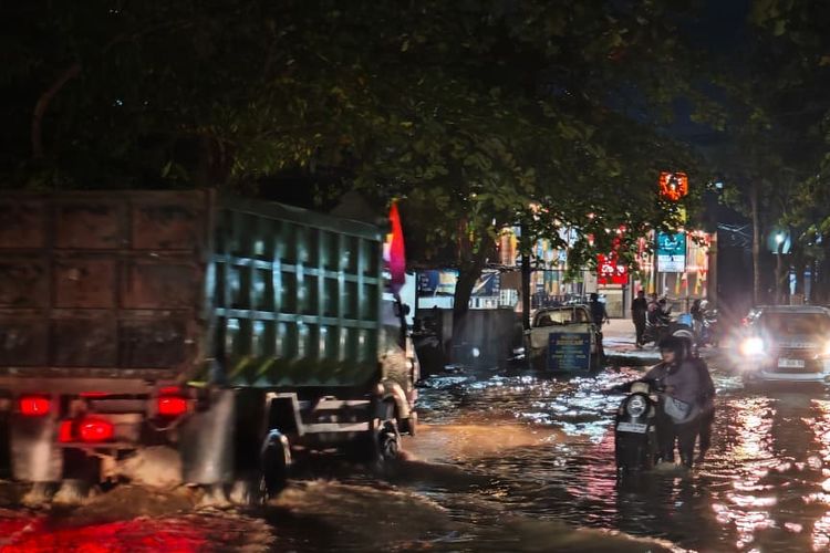 Ilustrasi hujan deras. BMKG ingatkan masyarakat siaga puncak musim hujan 2025/2026, waspadai hujan lebat, angin kencang, dan potensi cuaca ekstrem di berbagai wilayah.