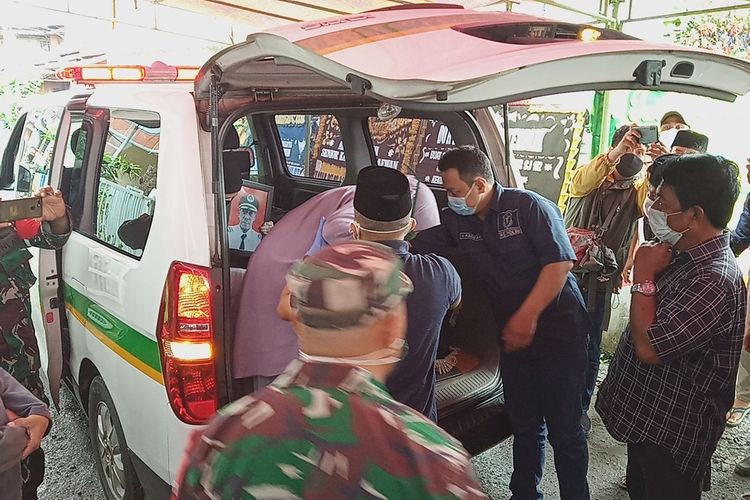 Suasana duka terlihat setelah jenazah pilot Sriwijaya Air SJ-182, Kapten Afwan sampai di kediaman keluarga, Perumahan Bumi Cibinong Endah (BCE), Kabupaten Bogor, Jawa Barat pada Sabtu (30/1/2021).