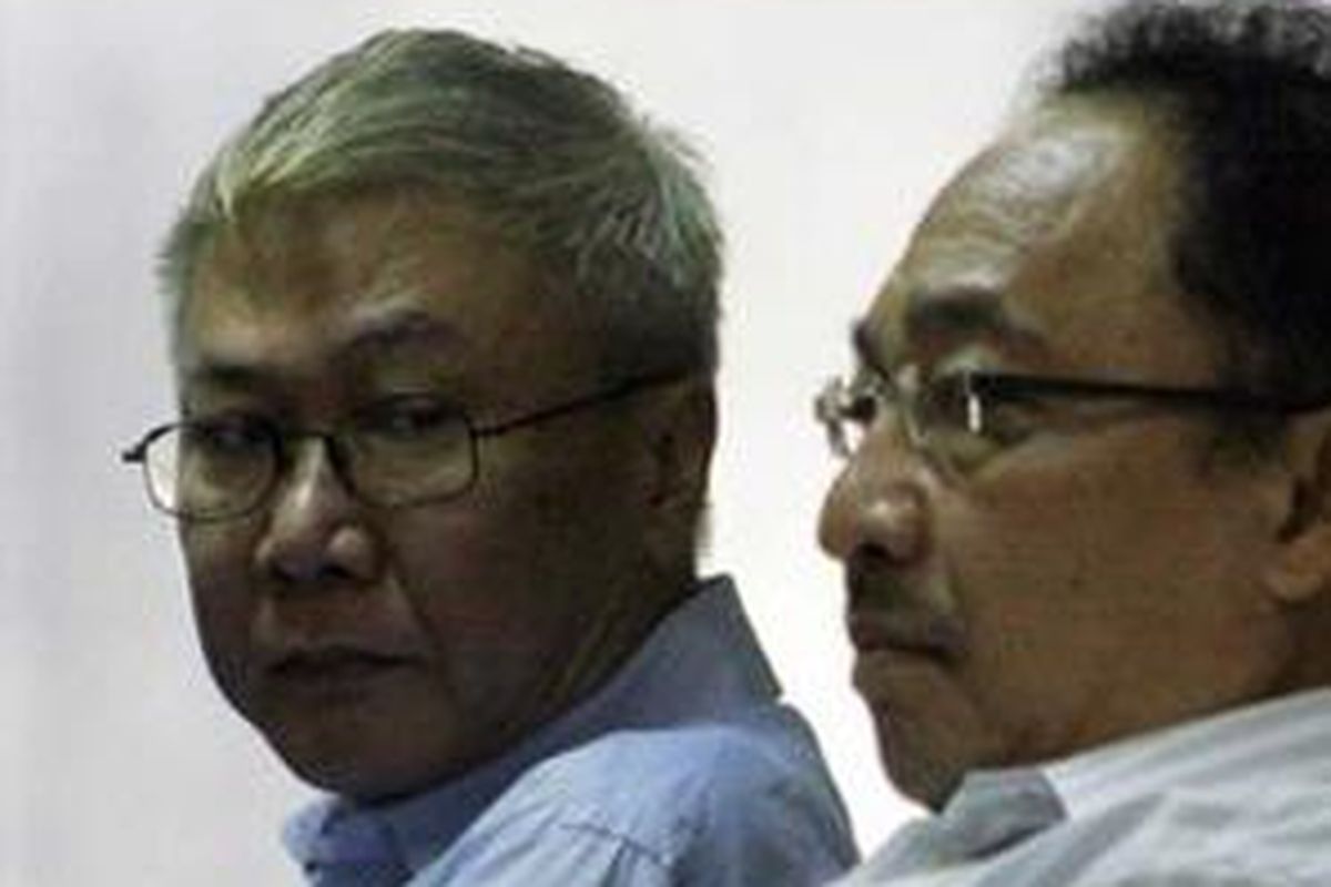 Mantan Deputi pada Direktorat Hukum Bank Indonesia (BI) Oey Hoey Tiong (kiri) dan Mantan Kepala Biro BI Rusli Simanjuntak, terdakwa kasus korupsi aliran dana Yayasan Pengembangan Perbankan Indonesia (YPPI) dalam sidang di PN Tindak Pidana Korupsi, Jakarta, Senin (27/10). Kedua terdakwa dituntut enam tahun penjara dengan denda Rp 200 juta, subsider delapan bulan kurungan. 